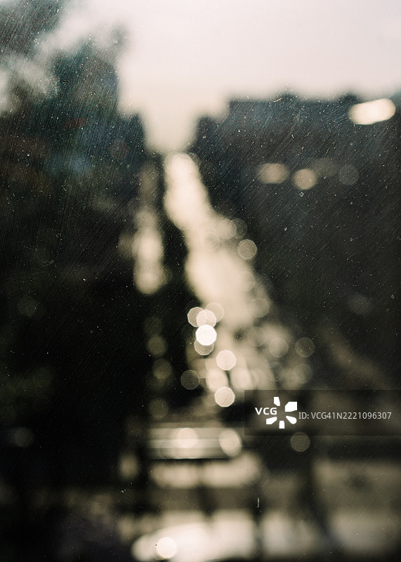 透过窗户看到城市街道上阳光的模糊抽象视图图片素材