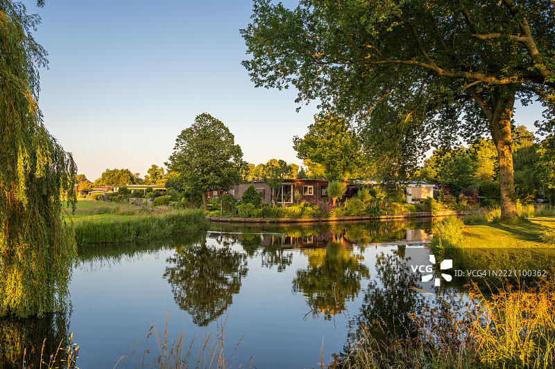 日落时分宁静的湖边村庄图片素材