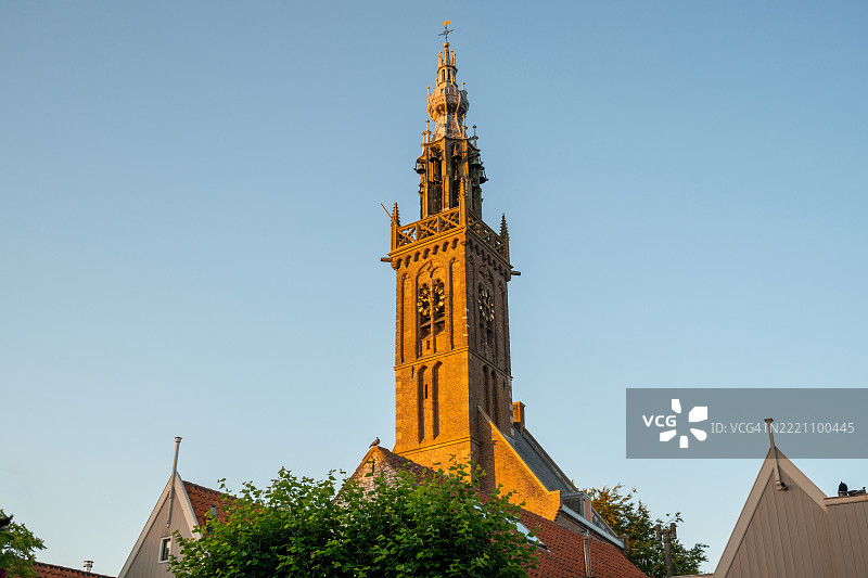 金色阳光下的高耸教堂塔楼图片素材
