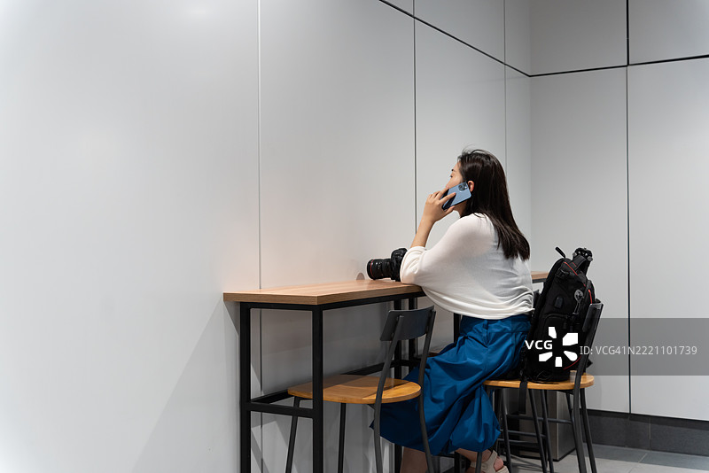 一位女性正在用手机回复信息图片素材