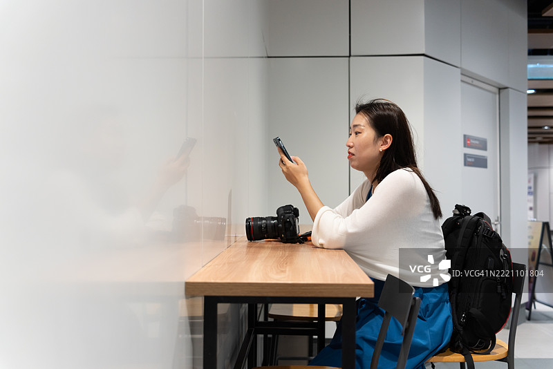 一位女性正在用手机回复信息图片素材