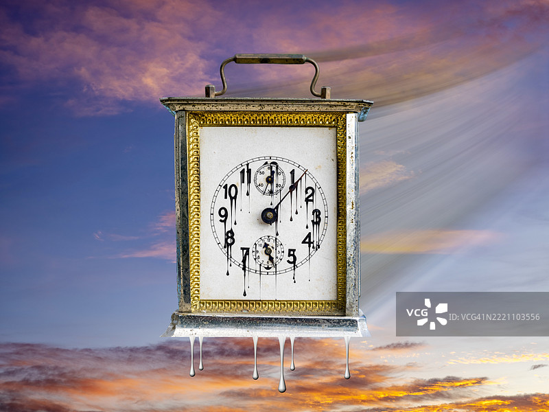 一个旧闹钟随着时间的推移而崩溃并融化。图片素材