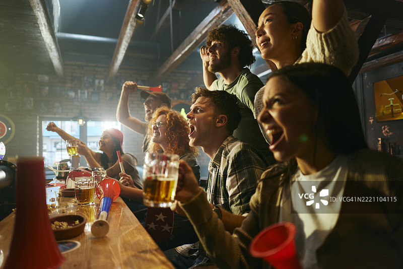 在酒吧为我们最喜欢的运动队加油！图片素材