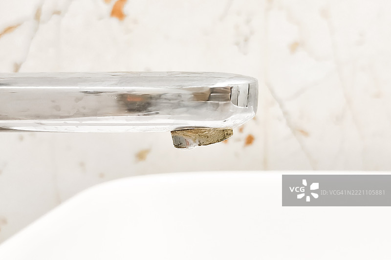 漏水的水龙头上有水垢积聚图片素材