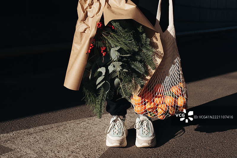 圣诞花束与简约装饰。新年装饰。橘子。指向方向的箭头。向前发展和进步的概念。图片素材