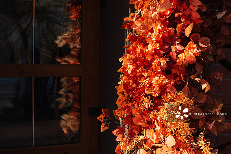 抽象的秋季背景，带有黄色、红色和橙色的树叶。快乐的万圣节。节日背景。秋季丰收节。感恩节。图片素材