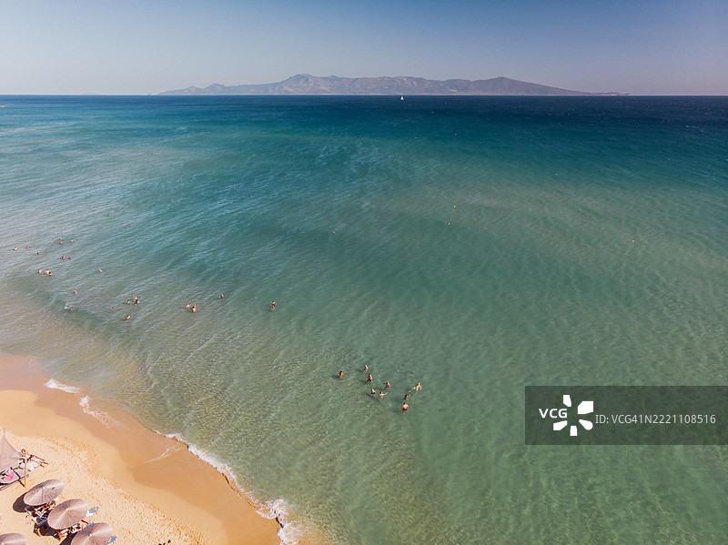 鸟瞰风景如画的海滩，碧蓝的海水和放松的氛围图片素材