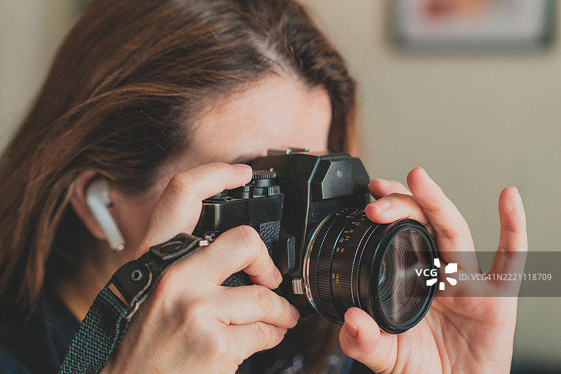 女性摄影师与复古胶卷相机图片素材
