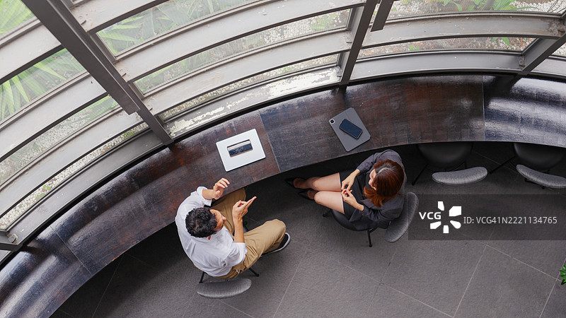 女商人与聋哑男商人在现代办公室中互相手语交流图片素材