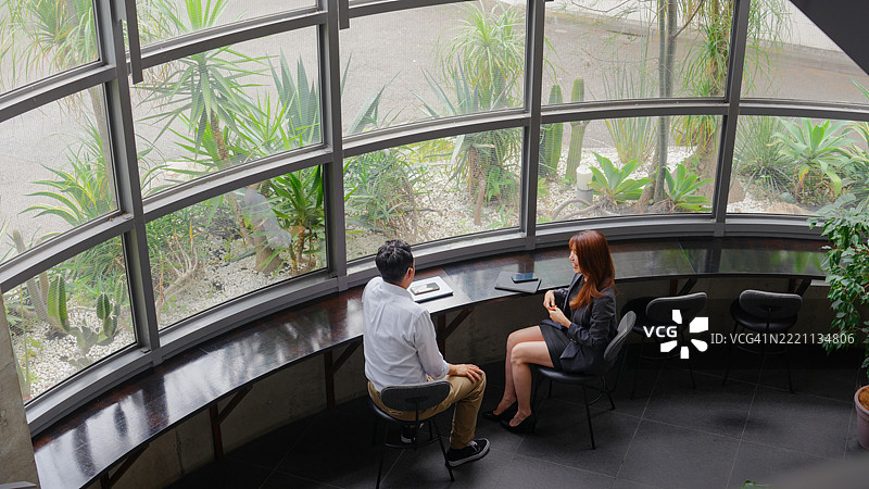 女商人与聋哑男商人在现代办公室中互相手语交流图片素材