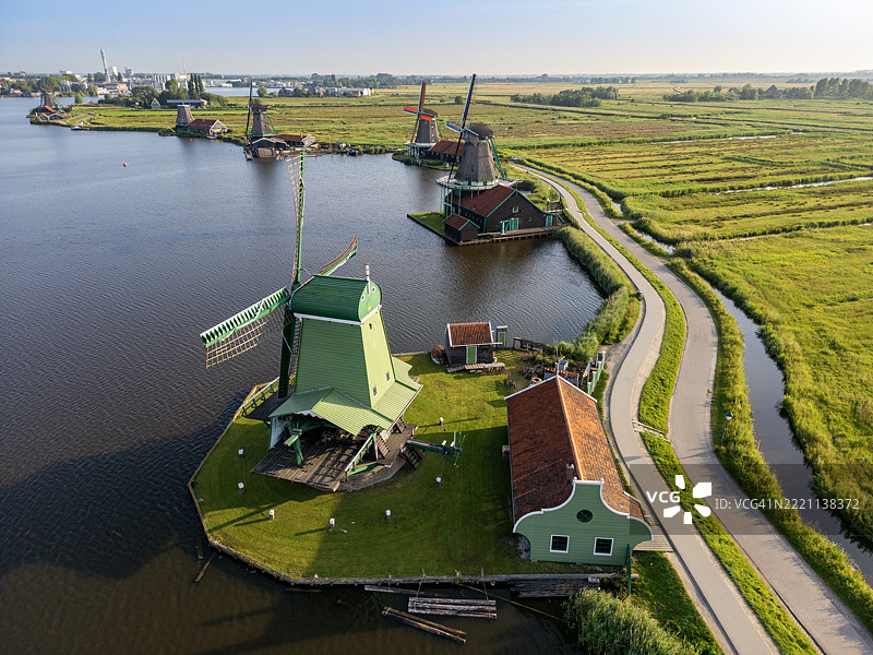 荷兰赞瑟斯汉斯的风车在日出时分。图片素材