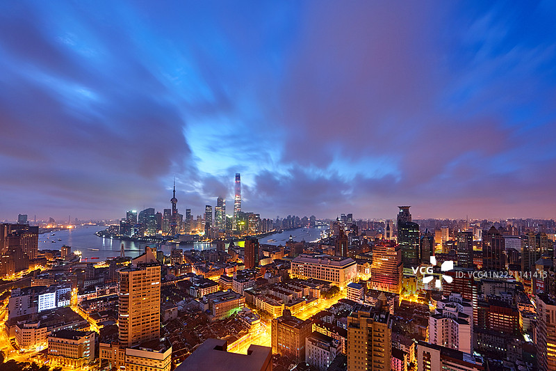中国上海的黎明天际线图片素材