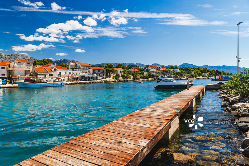 宁静的港口，蓝色的水面和村庄房屋 - 克罗地亚图片素材
