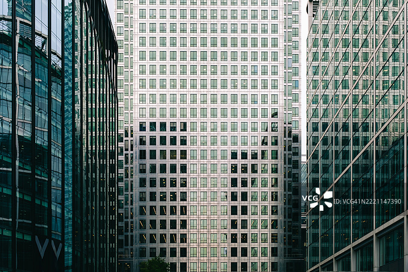 现代玻璃摩天大楼在伦敦金融中心拔地而起图片素材
