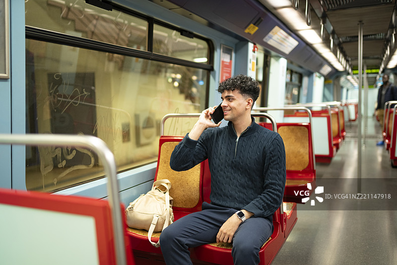 地铁上打电话的少年男孩图片素材