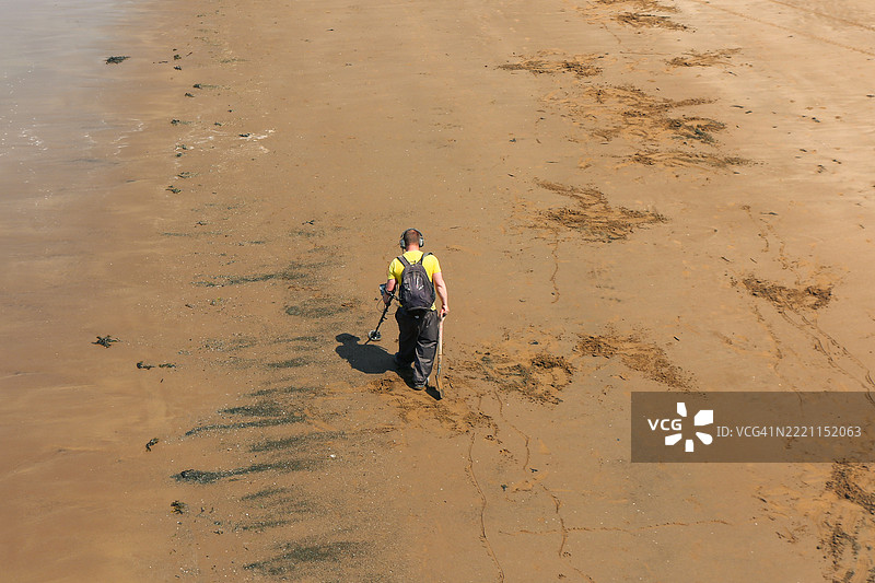 匿名的探测器爱好者在海滩上图片素材