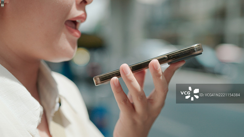 亚洲女性使用人工智能应用叫出租车图片素材