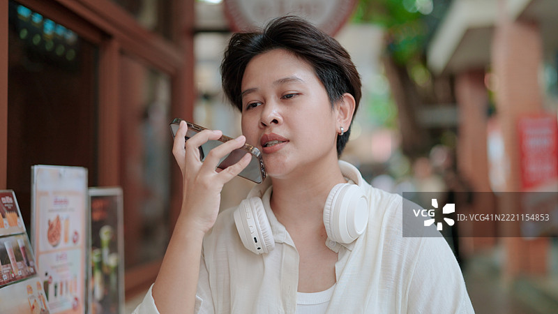 亚洲女性在旅行时使用人工智能应用程序图片素材