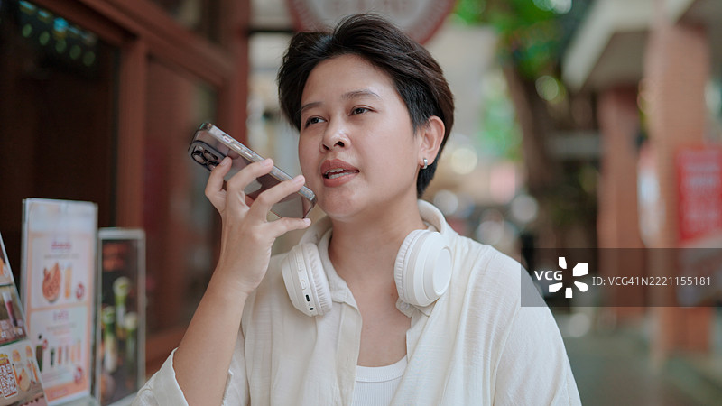 亚洲女性在旅行时使用智能手机图片素材