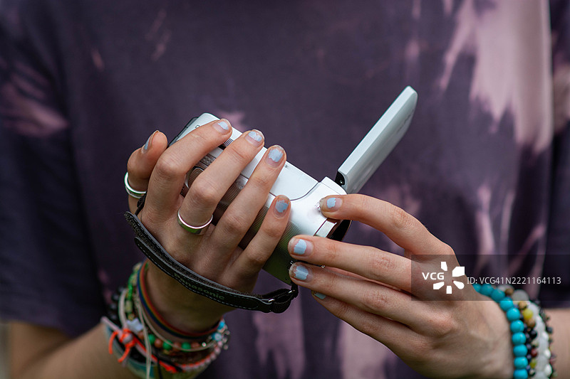 摄像师正在准备紧凑型数码摄像机进行录制图片素材