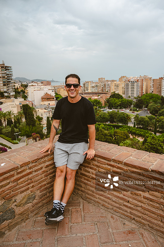 马拉加的阿尔卡萨巴堡垒中的男子图片素材