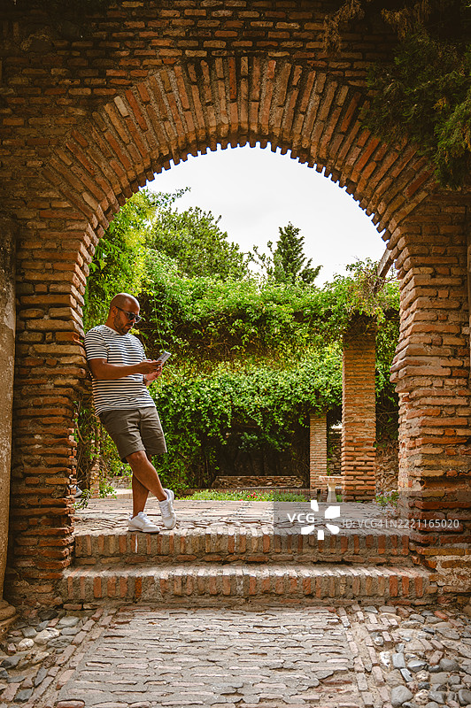 马拉加的阿尔卡萨巴堡垒中的男子图片素材