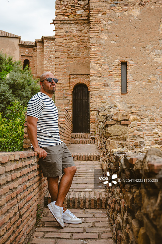 马拉加的阿尔卡萨巴堡垒中的男子图片素材