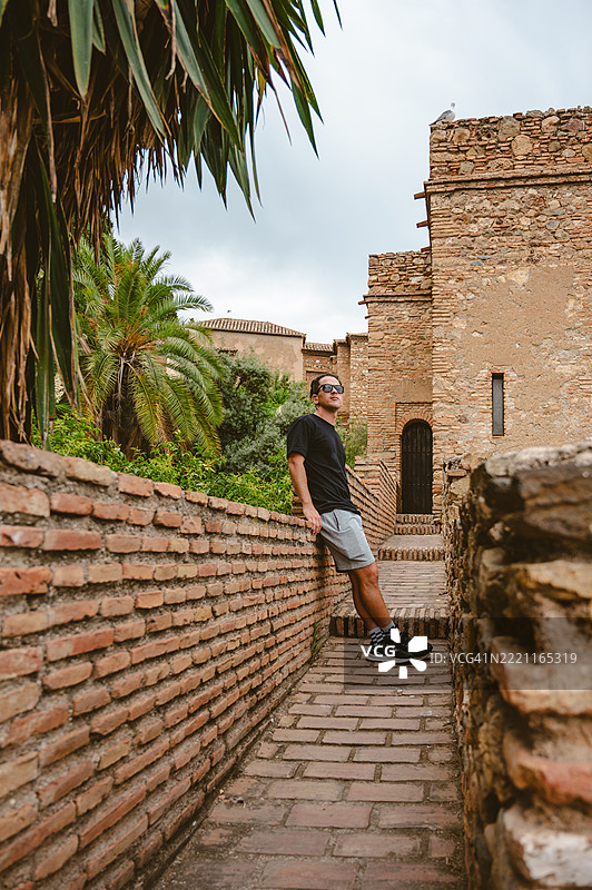 马拉加阿尔卡萨巴堡垒中的男子图片素材