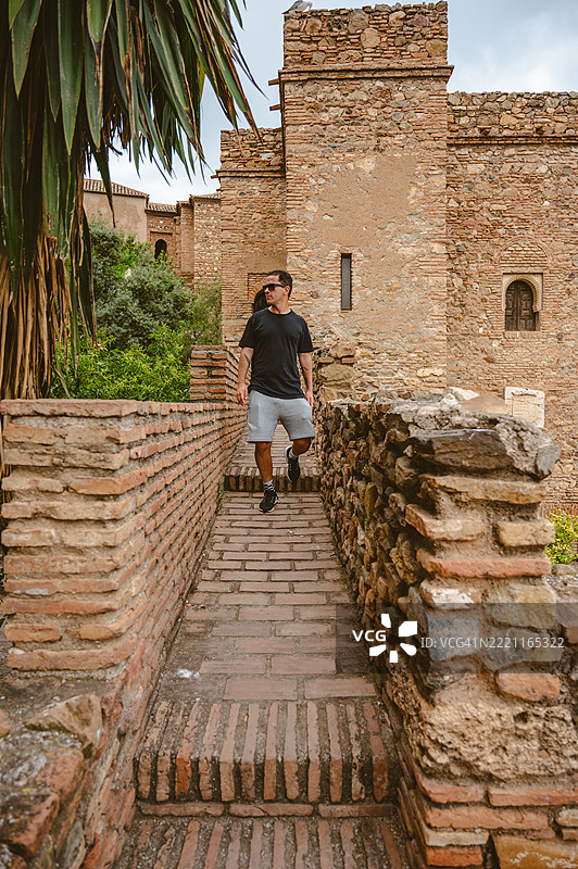 马拉加的阿尔卡萨巴堡垒中的男子图片素材
