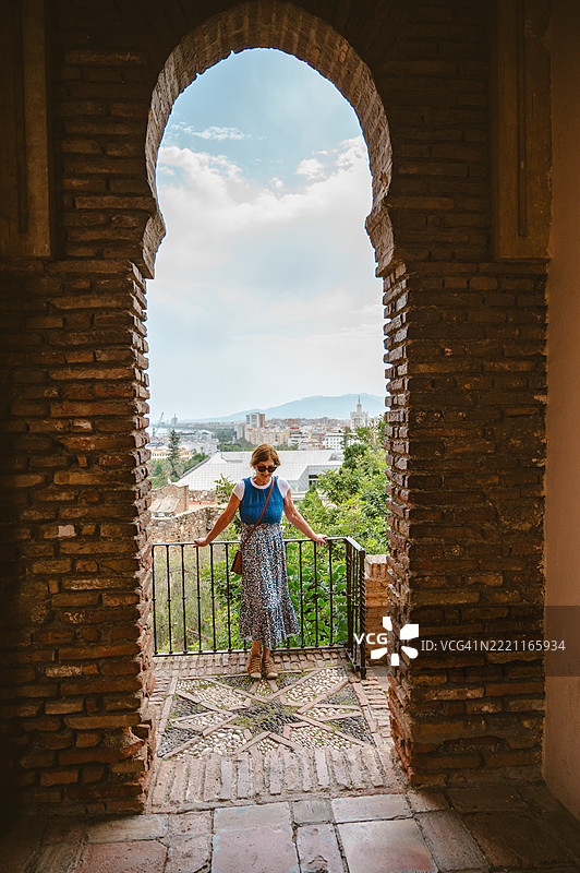 马拉加阿尔卡萨巴堡垒中的女性图片素材