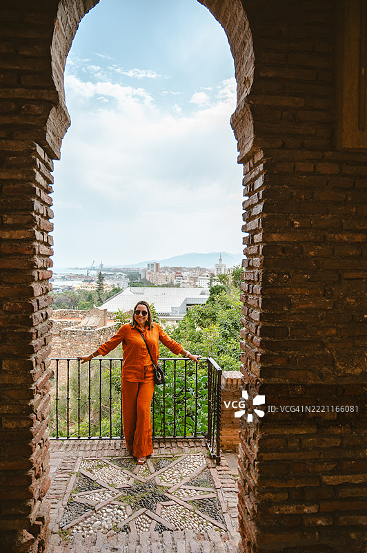 马拉加阿尔卡萨巴堡垒中的女性图片素材