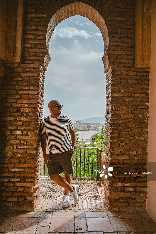 马拉加的阿尔卡萨巴堡垒中的男子图片素材