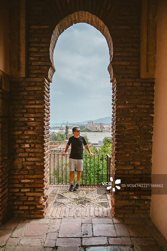 马拉加的阿尔卡萨巴堡垒中的男子图片素材