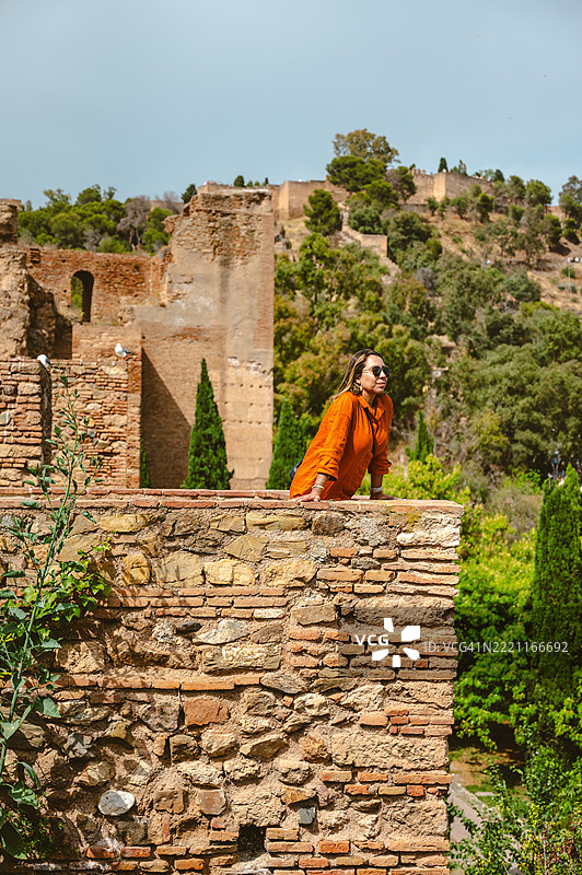 马拉加阿尔卡萨巴堡垒中的女性图片素材