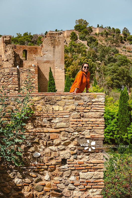 马拉加阿尔卡萨巴堡垒中的女性图片素材