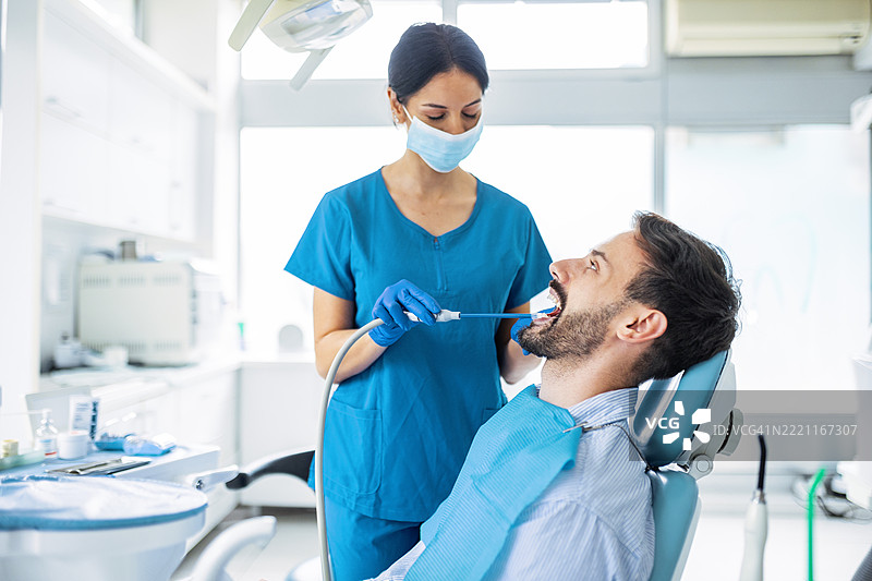 关心的女性牙医提供口腔健康检查图片素材