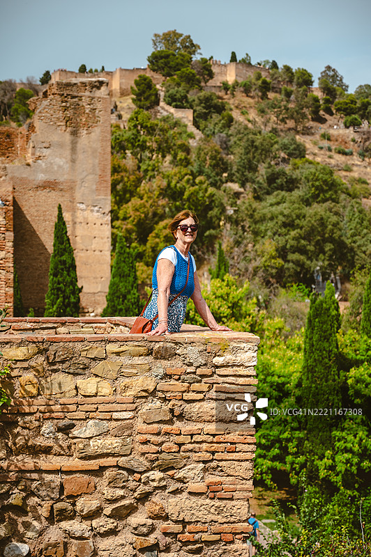 马拉加阿尔卡萨巴堡垒中的女性图片素材