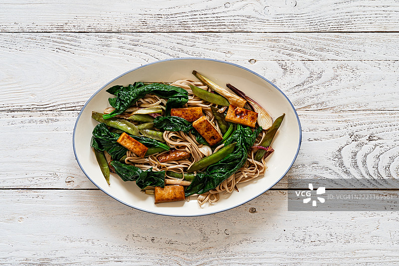 植物基沙拉，配有荞麦面、豆腐、菠菜、豌豆和味噌酱汁图片素材