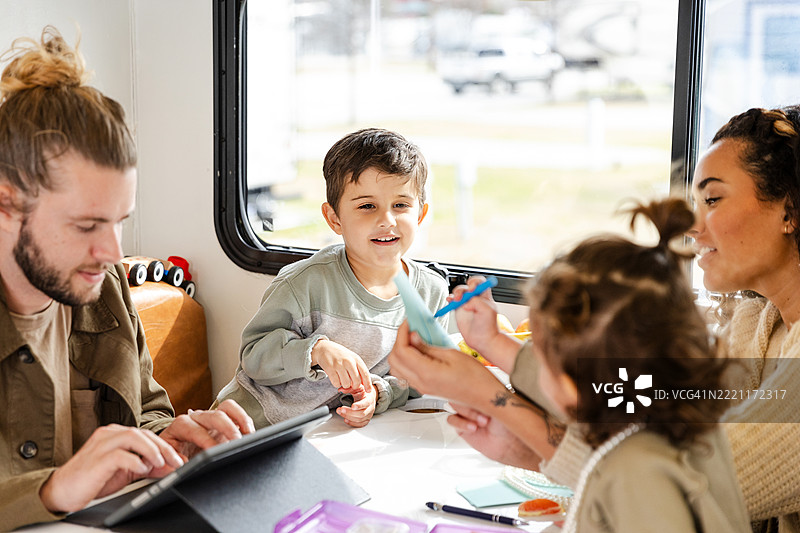 家庭一起享受有趣而富有创意的一天图片素材