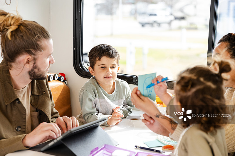一家人在房车里一起画画，享受美好时光图片素材
