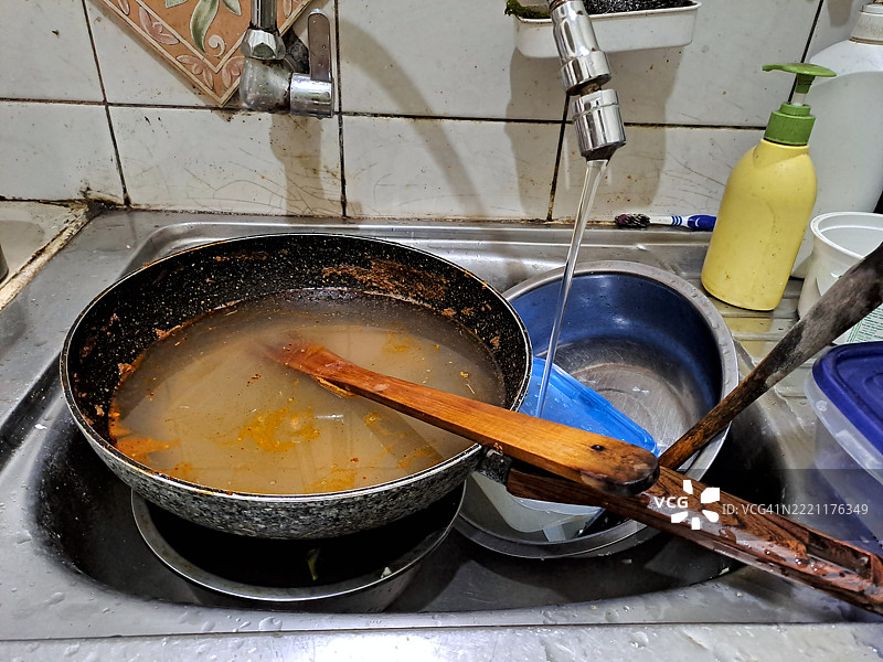 脏厨房水槽与未洗的碗碟图片素材