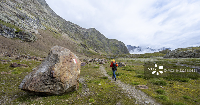 徒步者在徒步小径上,奥贝雷·塞纳·埃盖特的高山景观,七湖徒步,斯图拜阿尔卑斯山,意大利南蒂罗尔州雷德瑙附近,欧洲图片素材