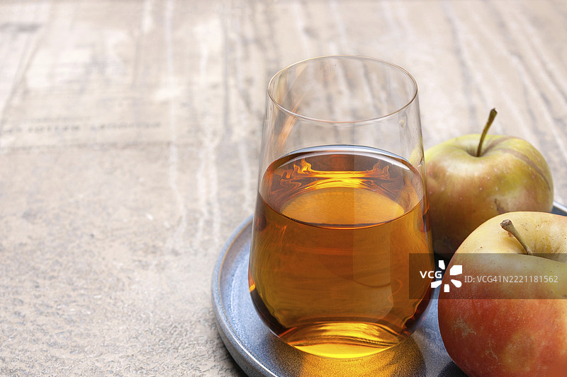 一杯苹果汁，一本关于太空的书图片素材