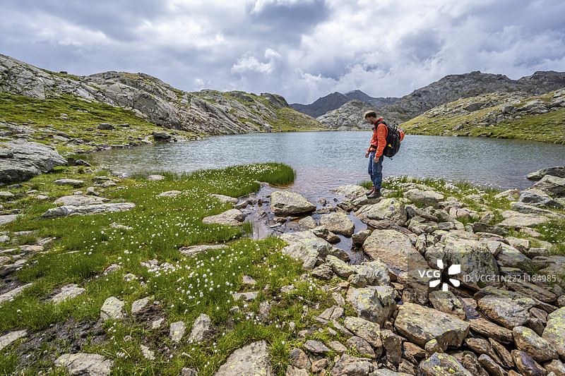 意大利南蒂罗尔州施图拜阿尔卑斯山脉七湖徒步路线上的上塞纳埃盖特,靠近里德瑙,高山湖泊旁的登山者图片素材