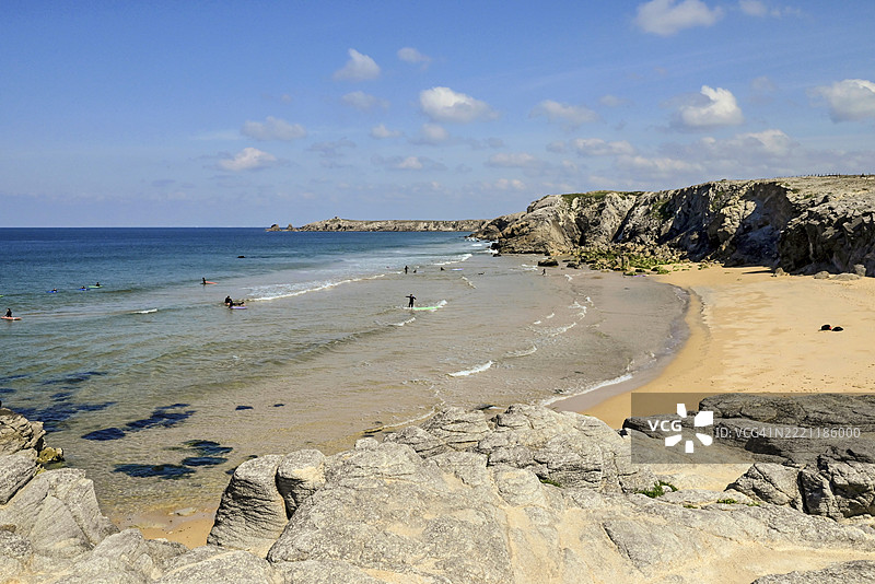法国布列塔尼莫尔比昂省圣皮埃尔基贝龙的海湾冲浪岩石海岸，欧洲图片素材