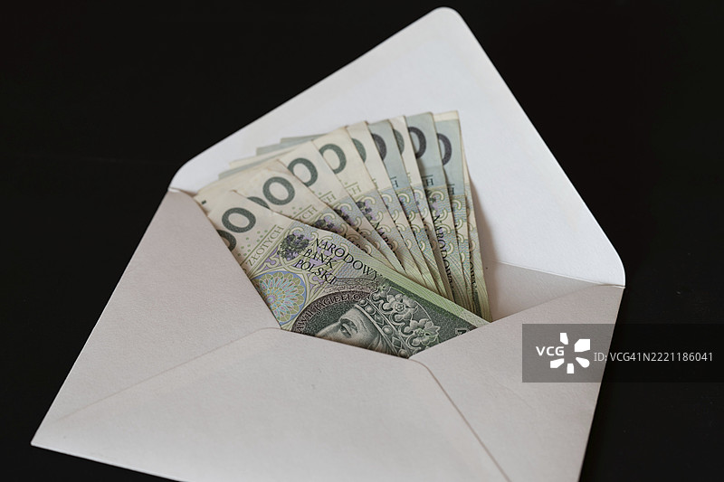 波兰货币，白色信封中的纸币，位于波兰卢宾，欧洲图片素材