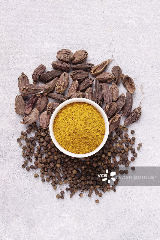香料 - 咖喱、黑胡椒、豆蔻，留白空间图片素材
