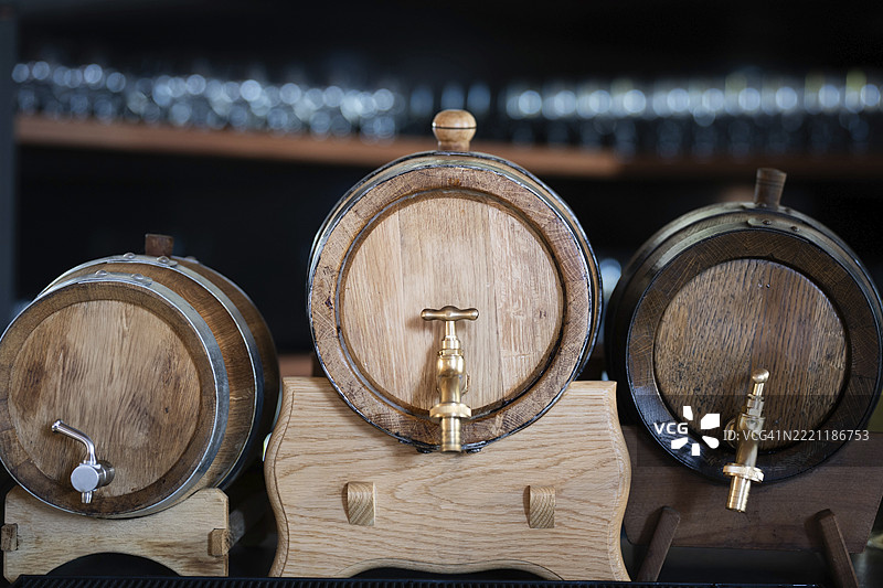 波兰卢宾的三个自制酒桶图片素材