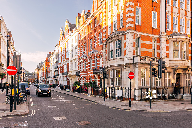 伦敦英格兰联合王国梅费尔区的阳光明媚的住宅街道图片素材