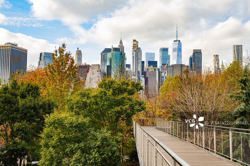 布鲁克林斯奎布公园桥上的秋季纽约市天际线景观图片素材